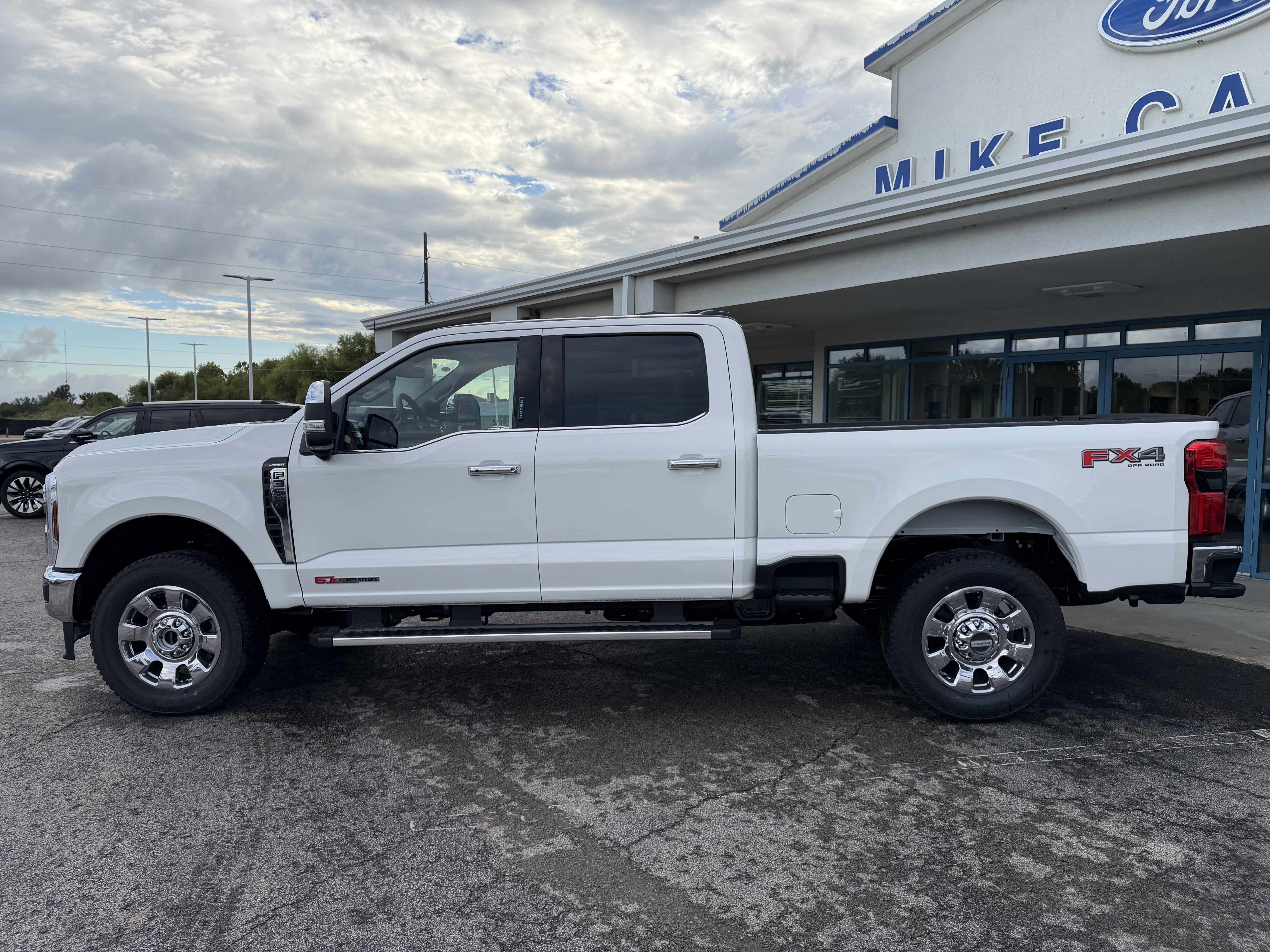 2027 Ford Super Duty F-350 SRW F-350® Lariat®