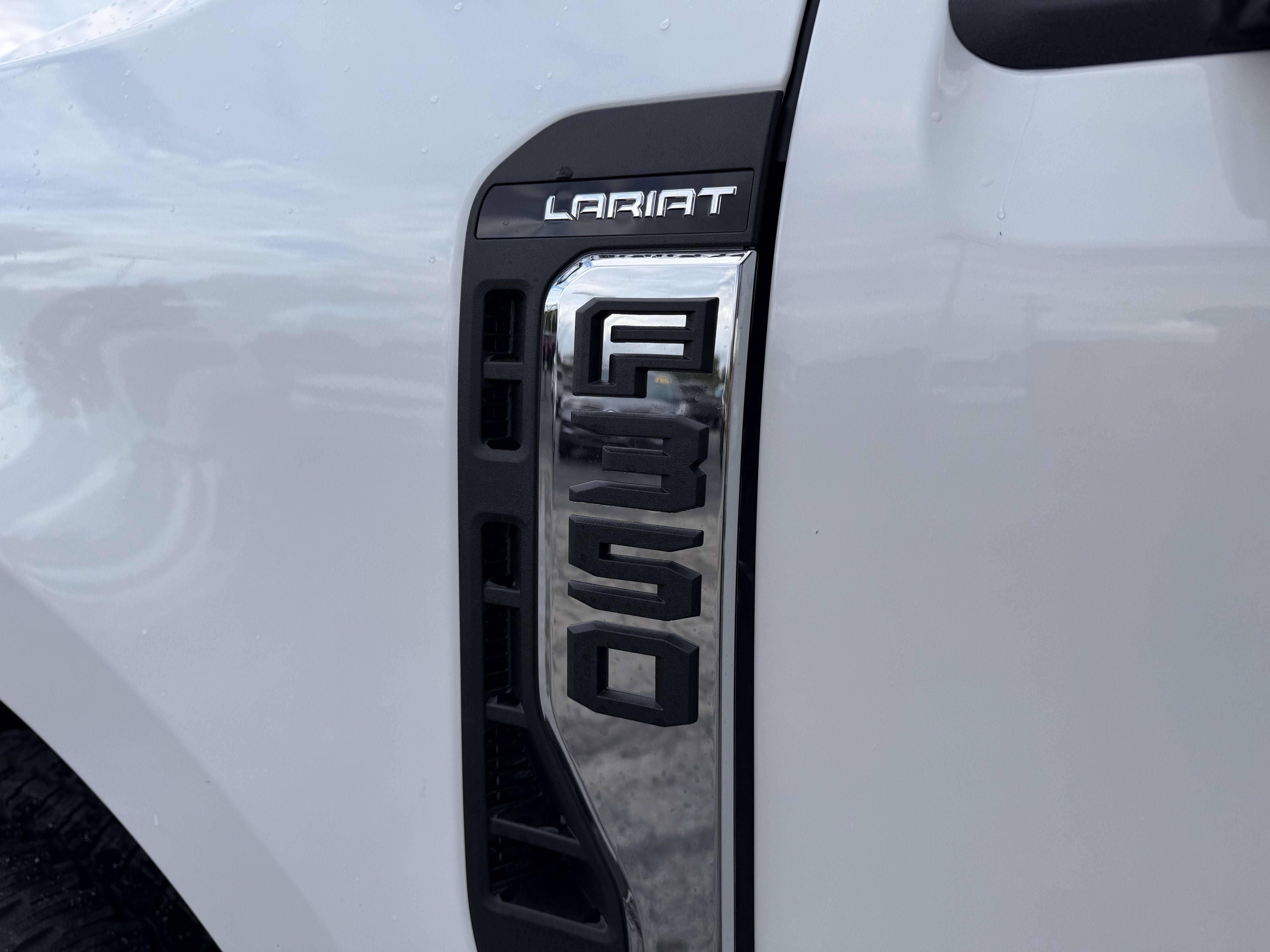 2027 Ford Super Duty F-350 SRW F-350® Lariat®