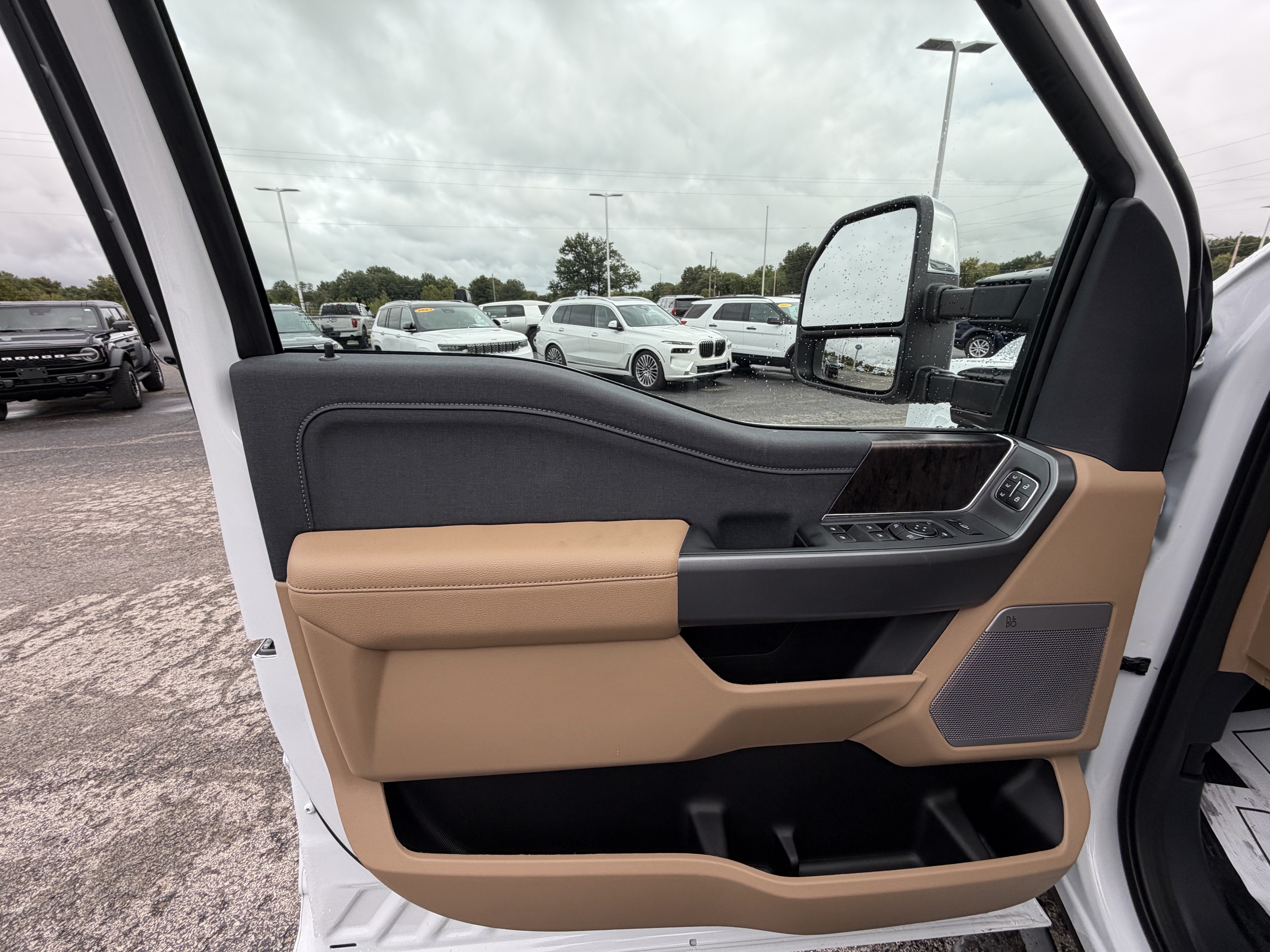 2027 Ford Super Duty F-350 SRW F-350® Lariat®