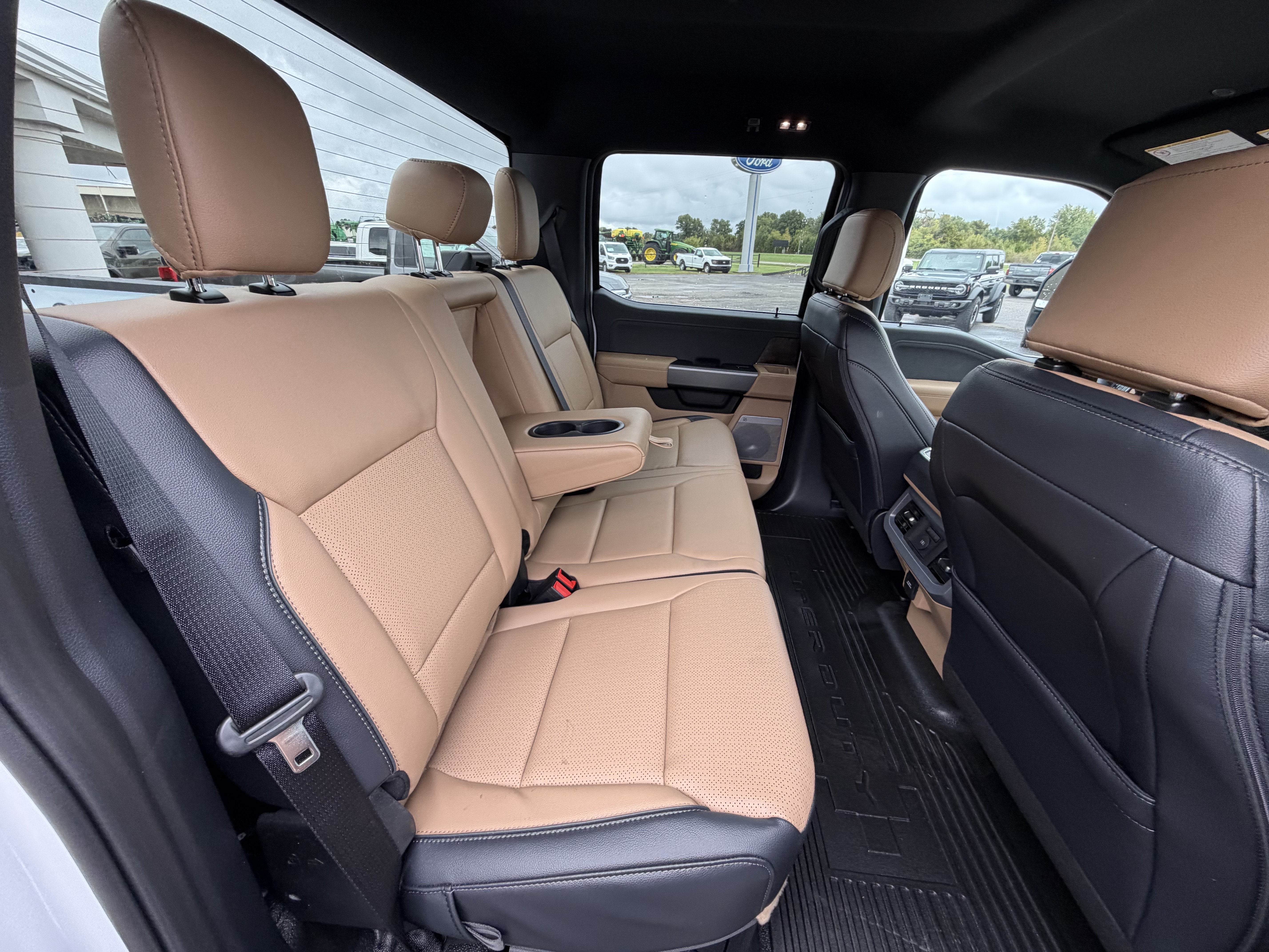 2027 Ford Super Duty F-350 SRW F-350® Lariat®